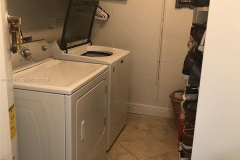 Снять в аренду виллу или дом в Санрайз, Флорида 4 спальни, № 2002727 - фото 14