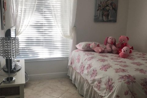 Снять в аренду виллу или дом в Санрайз, Флорида 4 спальни, № 2002727 - фото 12