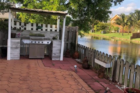 Снять в аренду виллу или дом в Санрайз, Флорида 4 спальни, № 2002727 - фото 16