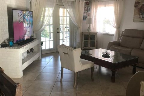 Снять в аренду виллу или дом в Санрайз, Флорида 4 спальни, № 2002727 - фото 5