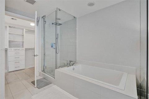 Condo in Miami, Florida, 4 bedrooms  № 2401268 - photo 13