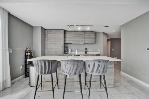 Condo in Miami, Florida, 4 bedrooms  № 2401268 - photo 4