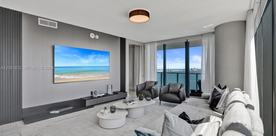 Condo in Miami, Florida, 4 bedrooms  № 2401268