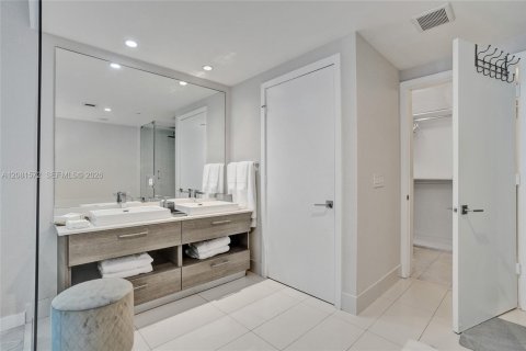 Condo in Miami, Florida, 4 bedrooms  № 2401268 - photo 12