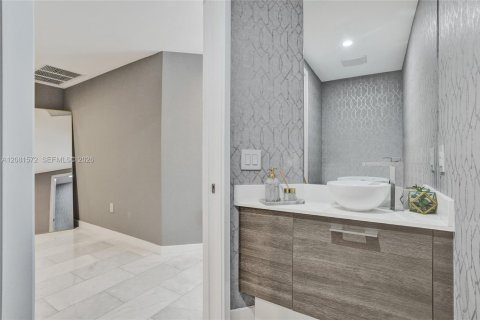 Condo in Miami, Florida, 4 bedrooms  № 2401268 - photo 27