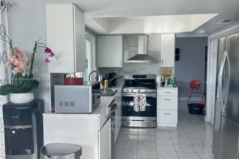 House in Sunrise, Florida 3 bedrooms, 148.64 sq.m. № 1776005 - photo 4