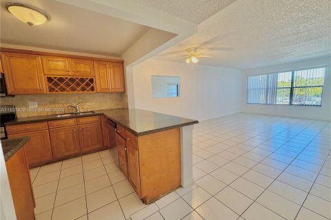 Condo in Pompano Beach, Florida, 2 bedrooms № 1997517 - photo 6