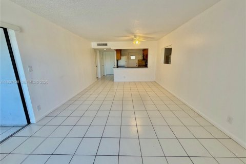 Condo in Pompano Beach, Florida, 2 bedrooms № 1997517 - photo 15