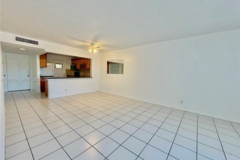 Condo in Pompano Beach, Florida, 2 bedrooms № 1997517 - photo 10