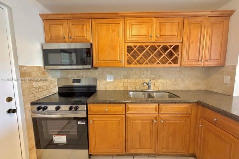 Condo in Pompano Beach, Florida, 2 bedrooms № 1997517 - photo 2