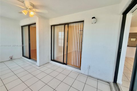 Condo in Pompano Beach, Florida, 2 bedrooms № 1997517 - photo 14