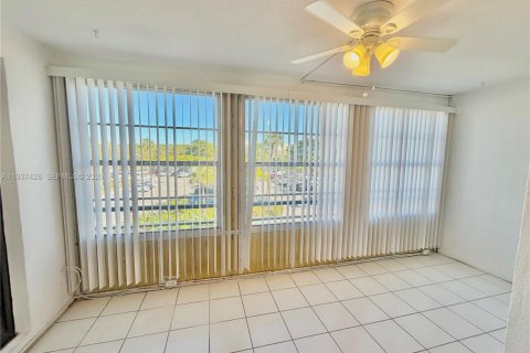 Condo in Pompano Beach, Florida, 2 bedrooms № 1997517 - photo 13