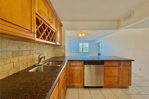 Condo in Pompano Beach, Florida, 2 bedrooms № 1997517 - photo 7