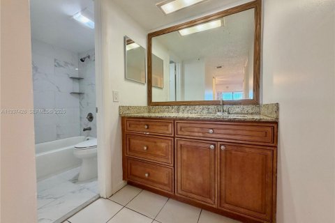 Condo in Pompano Beach, Florida, 2 bedrooms № 1997517 - photo 20