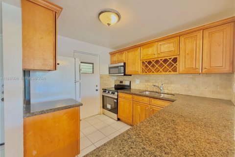 Condo in Pompano Beach, Florida, 2 bedrooms № 1997517 - photo 3