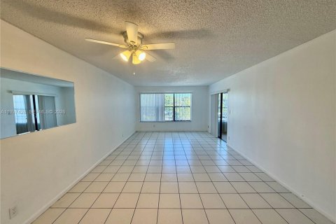 Condo in Pompano Beach, Florida, 2 bedrooms № 1997517 - photo 27