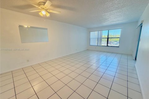 Condo in Pompano Beach, Florida, 2 bedrooms № 1997517 - photo 9