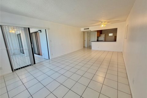 Condo in Pompano Beach, Florida, 2 bedrooms № 1997517 - photo 11