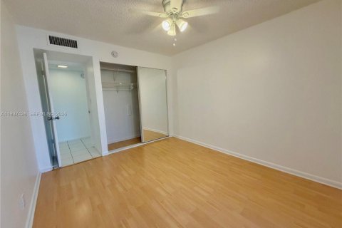 Condo in Pompano Beach, Florida, 2 bedrooms № 1997517 - photo 21