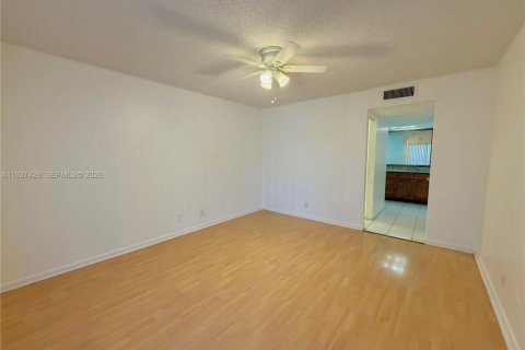 Condo in Pompano Beach, Florida, 2 bedrooms № 1997517 - photo 16