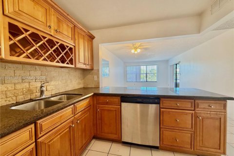 Condo in Pompano Beach, Florida, 2 bedrooms № 1997517 - photo 8