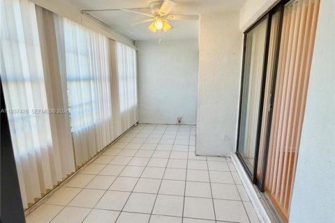 Condo in Pompano Beach, Florida, 2 bedrooms № 1997517 - photo 12
