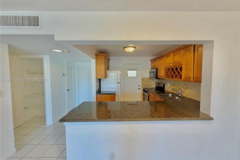 Condo in Pompano Beach, Florida, 2 bedrooms № 1997517 - photo 5