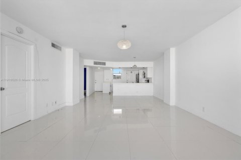 Condo in North Miami Beach, Florida, 2 bedrooms  № 1972885 - photo 18