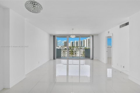 Condo in North Miami Beach, Florida, 2 bedrooms  № 1972885 - photo 6