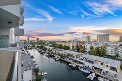 Condo in North Miami Beach, Florida, 2 bedrooms  № 1972885 - photo 12