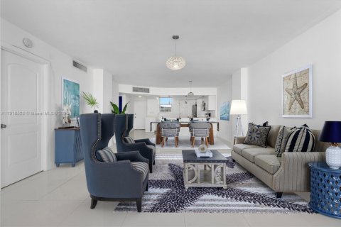 Condo in North Miami Beach, Florida, 2 bedrooms  № 1972885 - photo 17