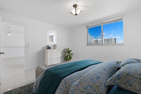 Condo in North Miami Beach, Florida, 2 bedrooms  № 1972885 - photo 26