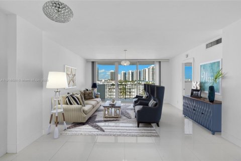 Condo in North Miami Beach, Florida, 2 bedrooms  № 1972885 - photo 5