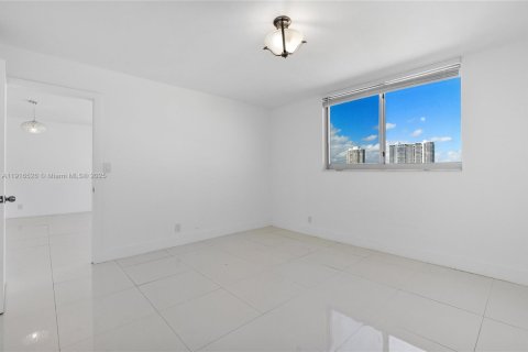 Condo in North Miami Beach, Florida, 2 bedrooms  № 1972885 - photo 27