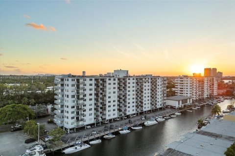 Condo in North Miami Beach, Florida, 2 bedrooms  № 1972885 - photo 1