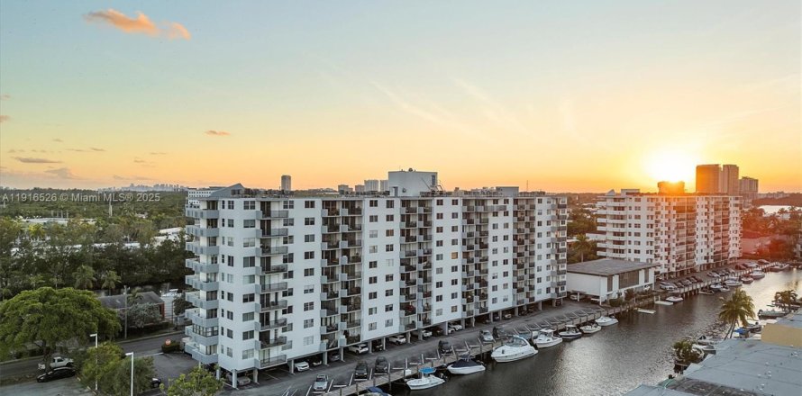 Condo in North Miami Beach, Florida, 2 bedrooms  № 1972885