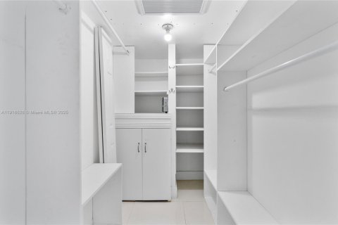 Condo in North Miami Beach, Florida, 2 bedrooms  № 1972885 - photo 28