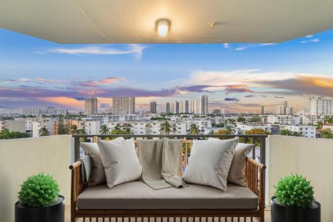 Condo in North Miami Beach, Florida, 2 bedrooms  № 1972885 - photo 15