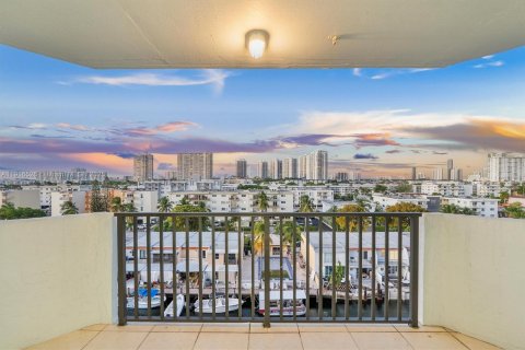 Condo in North Miami Beach, Florida, 2 bedrooms  № 1972885 - photo 16