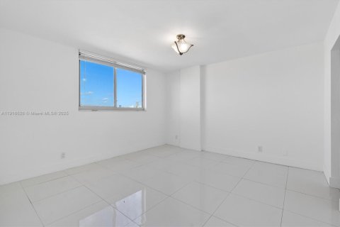 Condo in North Miami Beach, Florida, 2 bedrooms  № 1972885 - photo 25
