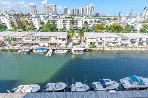 Condo in North Miami Beach, Florida, 2 bedrooms  № 1972885 - photo 11