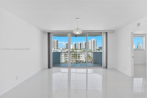 Condo in North Miami Beach, Florida, 2 bedrooms  № 1972885 - photo 8