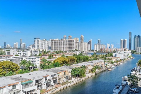 Condo in North Miami Beach, Florida, 2 bedrooms  № 1972885 - photo 10