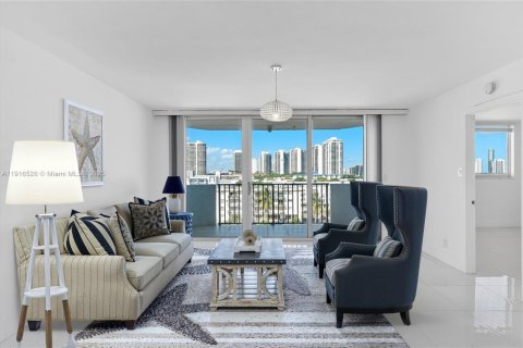 Condo in North Miami Beach, Florida, 2 bedrooms  № 1972885 - photo 7