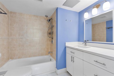 Condo in North Miami Beach, Florida, 2 bedrooms  № 1972885 - photo 29