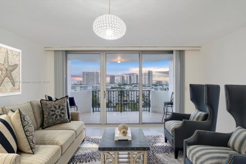 Condo in North Miami Beach, Florida, 2 bedrooms  № 1972885 - photo 13