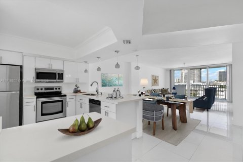 Condo in North Miami Beach, Florida, 2 bedrooms  № 1972885 - photo 3