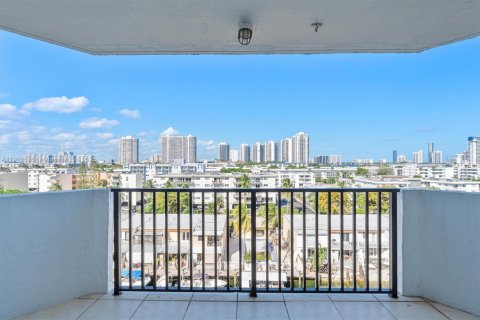 Condo in North Miami Beach, Florida, 2 bedrooms  № 1972885 - photo 9