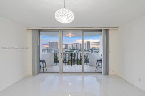 Condo in North Miami Beach, Florida, 2 bedrooms  № 1972885 - photo 14