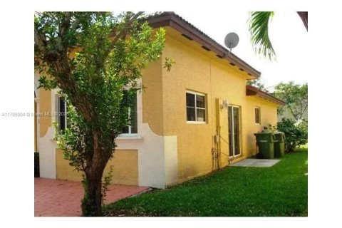 Снять в аренду таунхаус в Хомстед, Флорида 3 спальни, 111.48м2, № 1958800 - фото 3